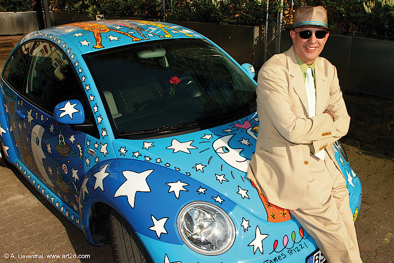 Bild von James Rizzi auf einem von ihm designten VW Beetle