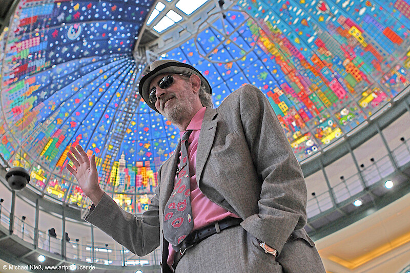 Bild mit James Rizzi vor dem Dome Centro Oberhausen